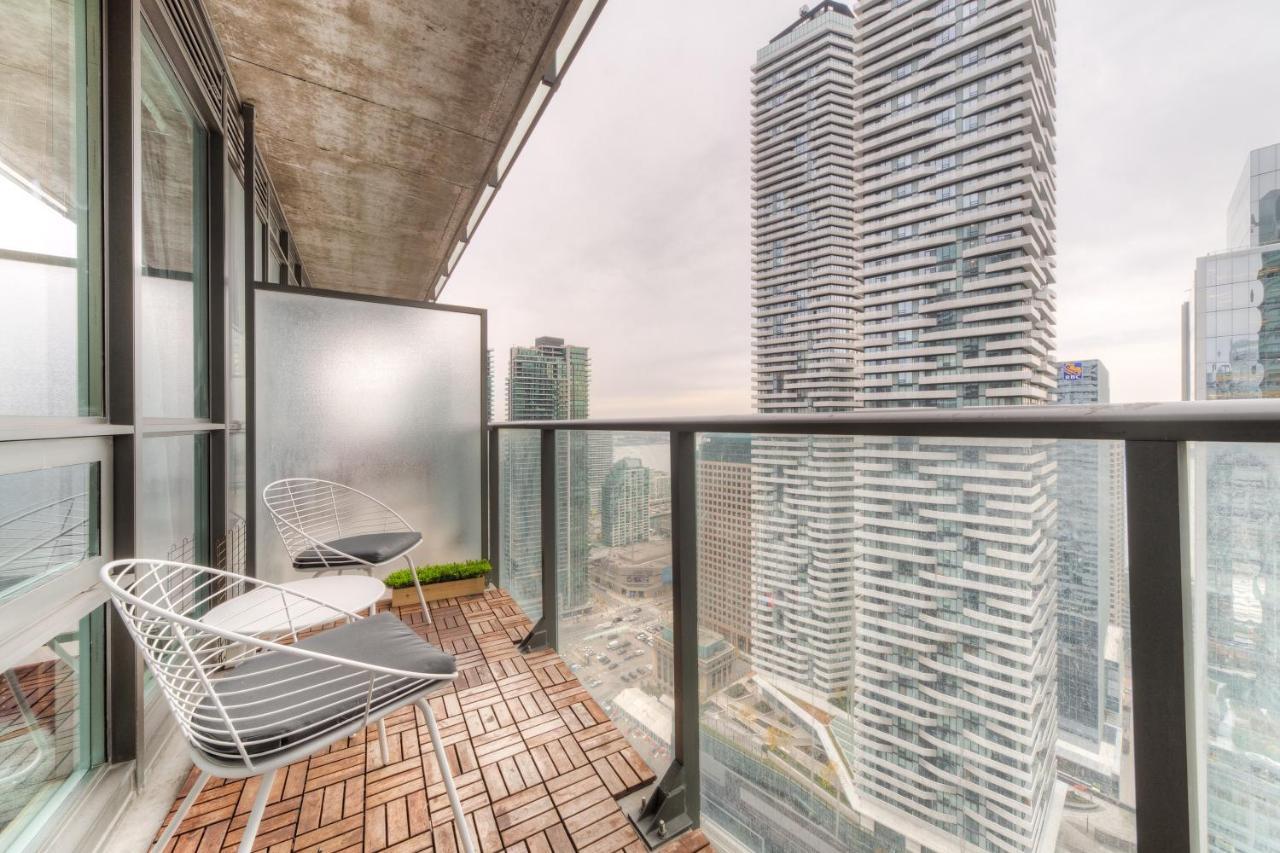 Stylish Newly Furnished Condo With Beautiful Lake View Toronto Exterior photo